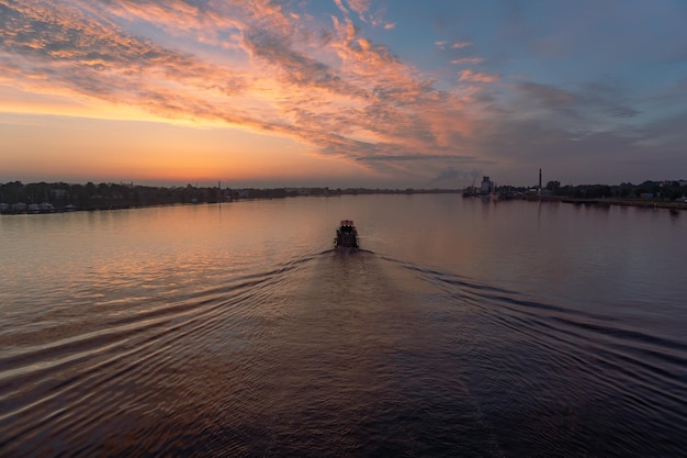 Cielo del atardecer sobre el río en la ciudad Hora dorada