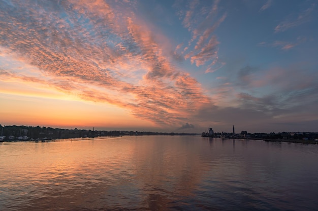 Cielo del atardecer sobre el río en la ciudad Vista desde el puente Hora dorada