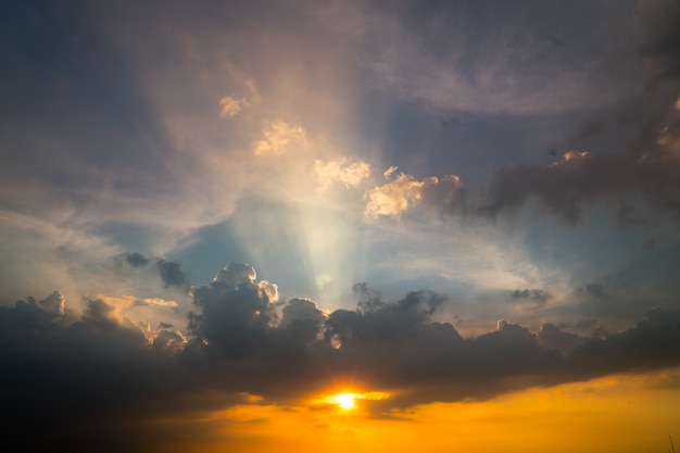 Cielo del atardecer en verano