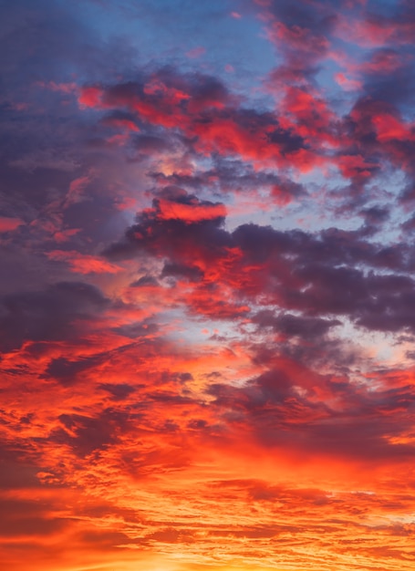 Cielo del atardecer vertical con luz del sol colorida después de la puesta del sol en la noche, cielo del atardecer.