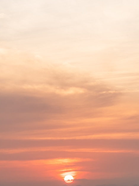 Cielo del atardecer vertical en la noche con luz solar naranja