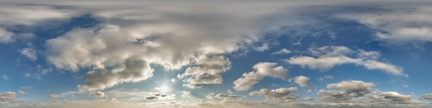 cielo azul 360 hdri panorama con nubes del crepúsculo antes de la puesta del sol en formato equirectangular con el cenit para su uso en gráficos 3D como reemplazo de skydome o edición de tomas de drones