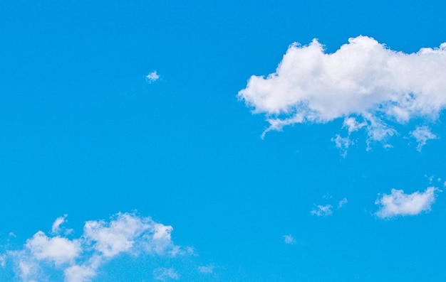 Cielo azul abstracto con avión a reacción volador y nubes blancas para el concepto de viaje o viaje