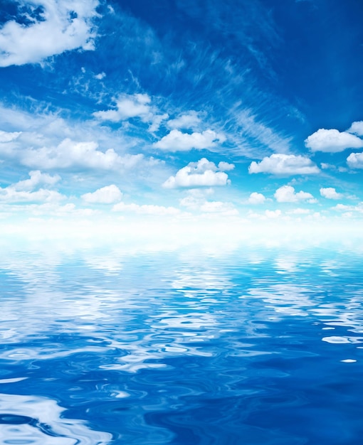 cielo azul y agua