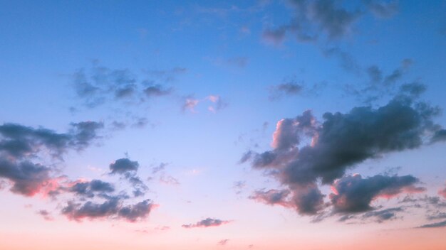 el cielo azul al atardecer