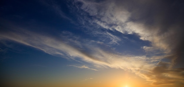 Cielo azul algunas nubes al atardecer