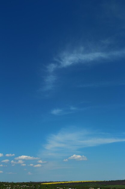 Foto un cielo azul con algunas nubes y algunas nubes