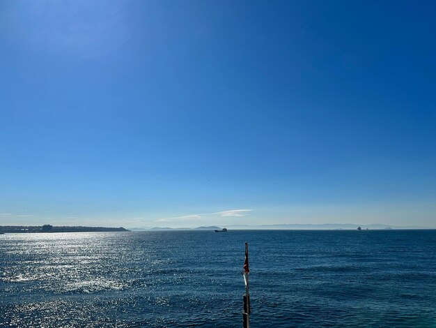 Un cielo azul con algunas nubes y una bandera que dice "Seattle".