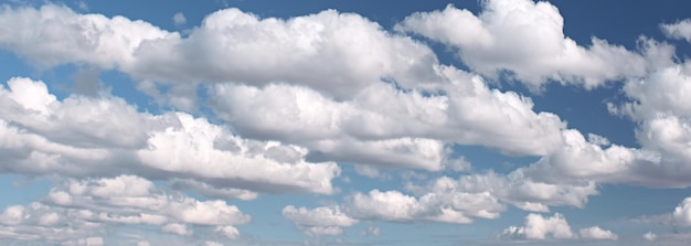 Cielo azul amanecer puesta de sol panorama con nubes blancas y rayos de sol Concepto de cielo de primavera de verano Antecedentes para fondos de texturas y diseño de banners web