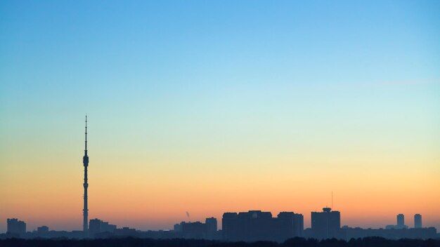 Cielo azul y amarillo claro del amanecer sobre la ciudad