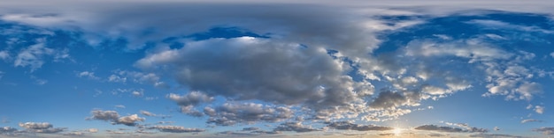 Cielo azul del atardecer con nubes como vista panorámica hdri 360 perfecta con cenit en formato equirectangular esférico para usar en gráficos 3d o desarrollo de juegos como cúpula del cielo o editar toma de drones