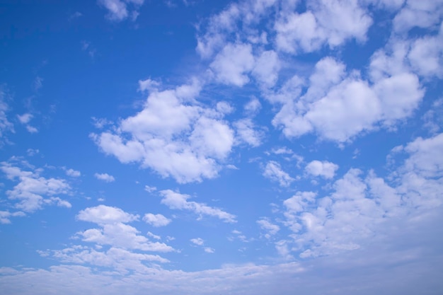 Cielo azul blanco nublado día soleado vista natural