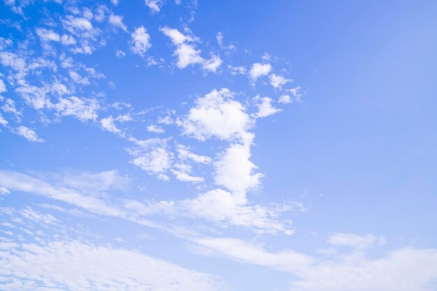 Cielo azul blanco nublado día soleado vista natural