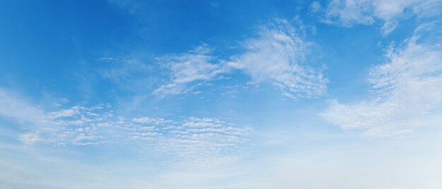 Cielo azul con blanco nublado