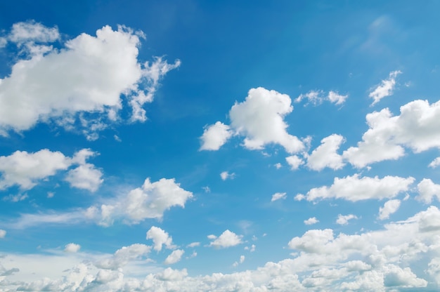 Cielo azul con blanco nublado