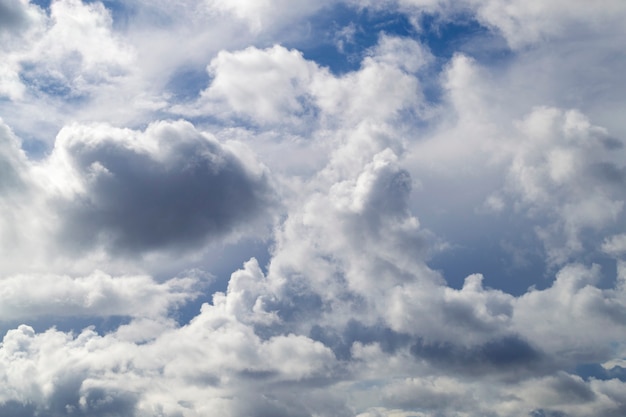 El cielo azul brilla a través de las nubes