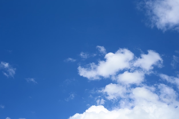 Foto cielo azul brillante con algunas nubes