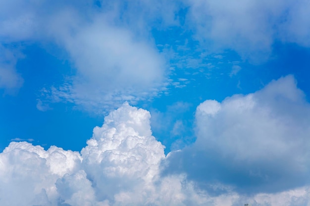 Cielo azul brillante con cúmulos en un día soleado Espacio de fondo para texto