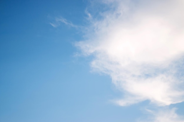 Cielo azul brillante durante el día con nubes blancas.