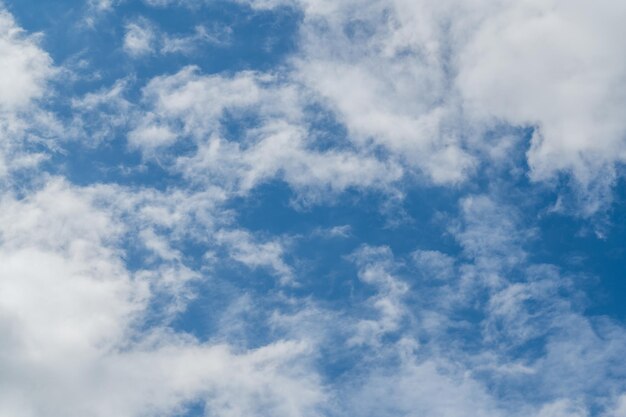 Foto el cielo azul brillante estaba rodeado de nubes blancas, la atmósfera era como el cielo.