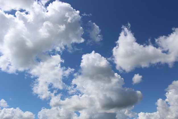 Cielo azul brillante con grandes nubes blancas mullidas cálido día soleado de verano