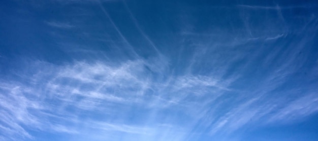 cielo azul brillante con hermosas nubes