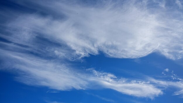 cielo azul brillante con hermosas nubes