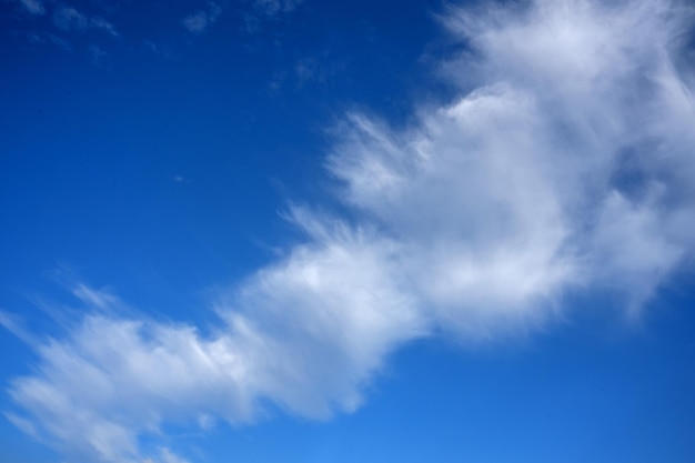 cielo azul brillante con hermosas nubes