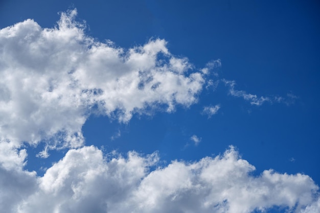 cielo azul brillante con hermosas nubes