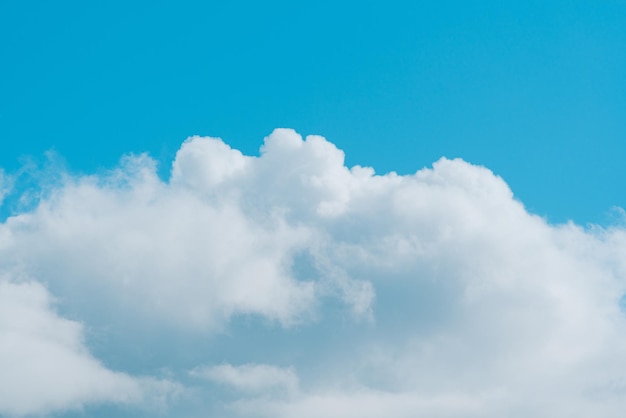 Cielo azul brillante con nubes blancas esponjosas Belleza de la naturaleza Fondo natural aéreo