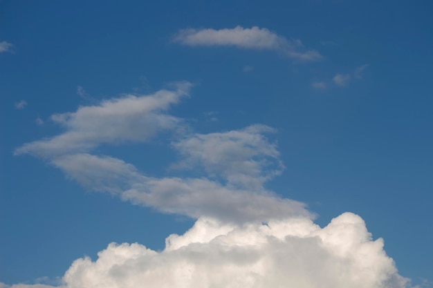 Cielo azul brillante con nubes blancas para fondo o fondos de pantalla La belleza de la naturaleza tropical para diseño gráfico