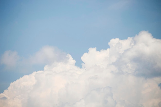 Cielo azul brillante con nubes blancas para fondo o fondos de pantalla