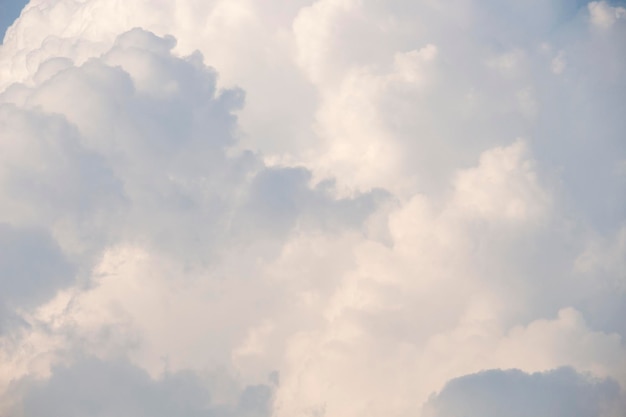 Cielo azul brillante con nubes blancas para fondo o fondos de pantalla