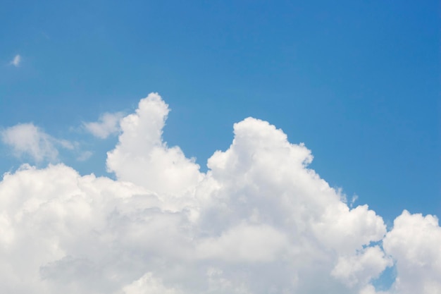 Cielo azul brillante con nubes blancas para fondo o fondos de pantalla