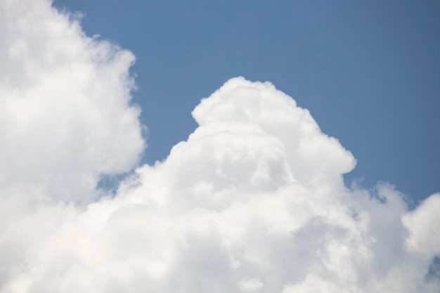 Cielo azul brillante con nubes blancas para fondo o fondos de pantalla