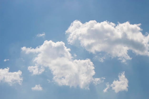 Cielo azul brillante con nubes blancas para fondo o fondos de pantalla