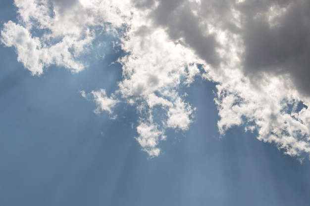 Cielo azul brillante con nubes blancas para fondo o fondos de pantalla