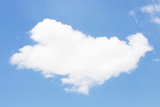 Cielo azul brillante con nubes blancas para fondo o fondos de pantalla