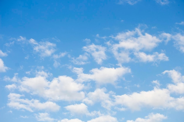 Cielo azul brillante con nubes blancas para fondo o fondos de pantalla