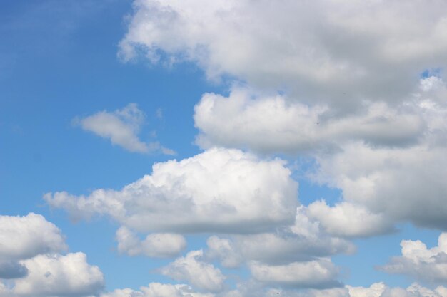 Cielo azul brillante con nubes blancas para fondo o fondos de pantalla