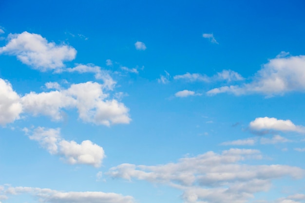 Cielo azul brillante con nubes blancas para fondo o fondos de pantalla