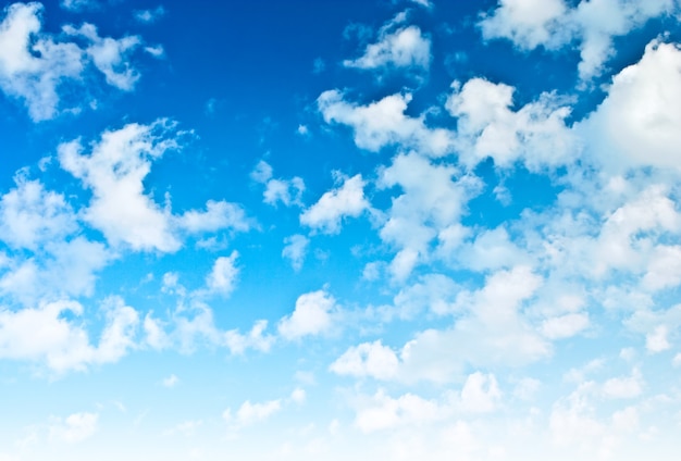 Cielo azul brillante con nubes esparcidas