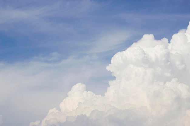 cielo azul cálido con nubes esponjosas en el día