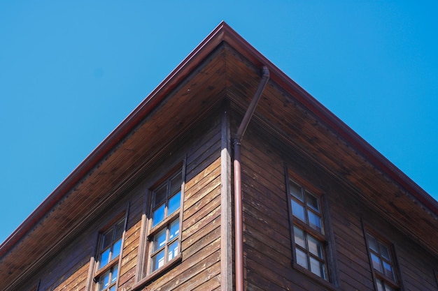 Un cielo azul y una casa de madera.