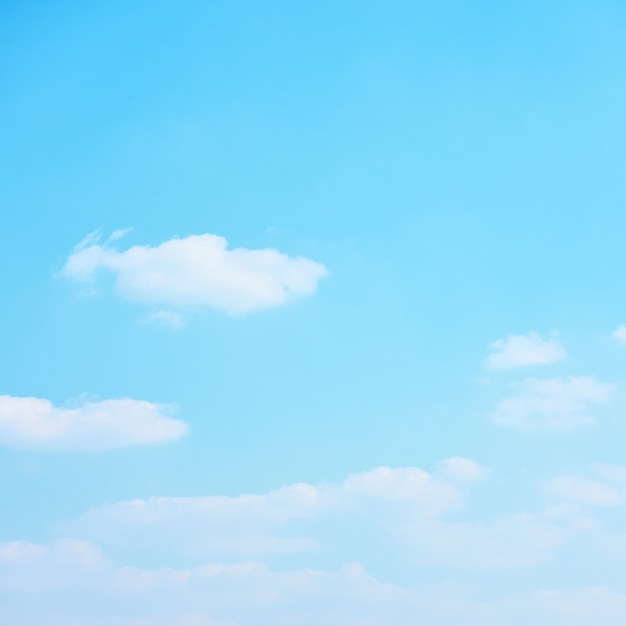 Cielo azul cian con nubes - fondo de color pastel con gran espacio para su propio texto