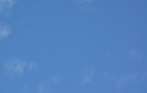 Foto un cielo azul claro con algunas nubes en él