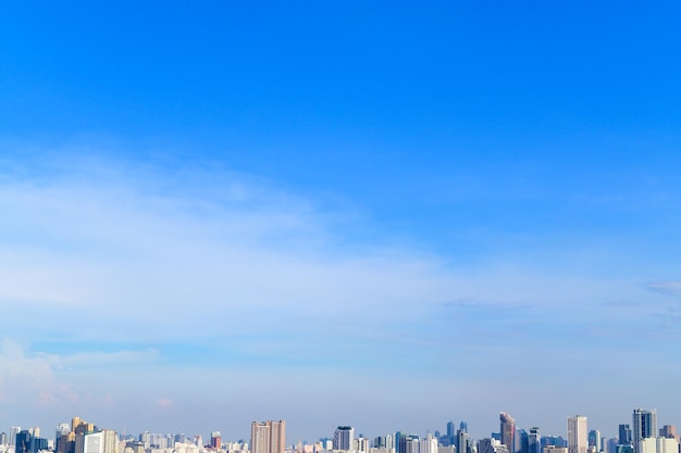 Cielo azul claro en un día de verano sobre la ciudad