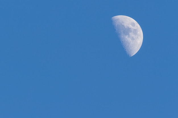 Cielo azul claro con luna en verano