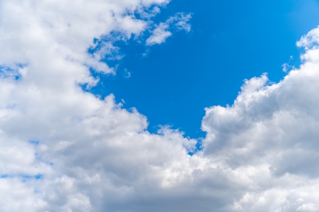 Cielo azul claro con nubes blancas, espacio de copia