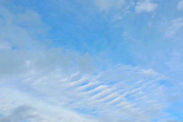 Cielo azul claro con las nubes blancas y grises en tiempo de verano.